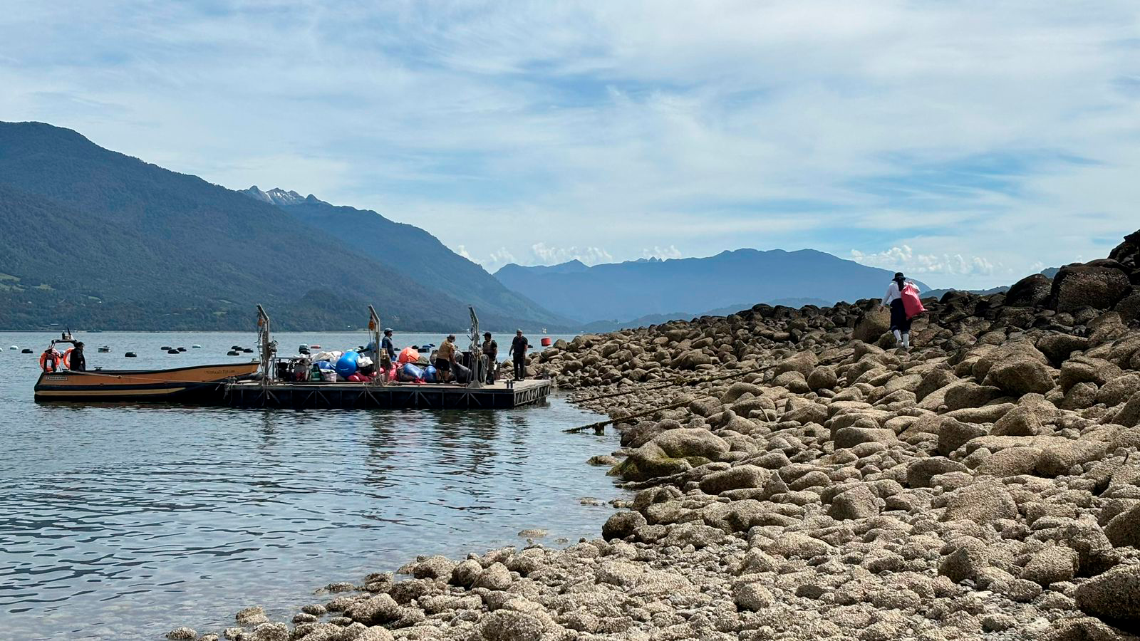 Costa de Chiloé de donde se rescata el plástico